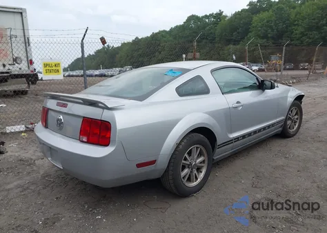 2005 Ford Mustang V6 Deluxe/V6 Premium z USA, uszkodzony, nr VIN 1ZVFT80N655259806